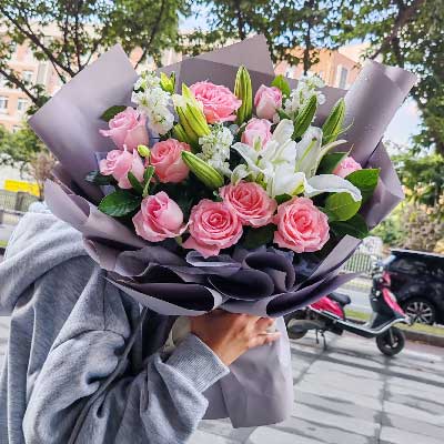 昆明11朵戴安娜粉玫瑰百合，与你一起追逐梦想