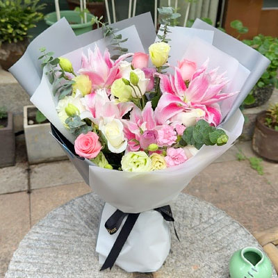 昆明9朵玫瑰混搭百合，爱恋纯真无邪