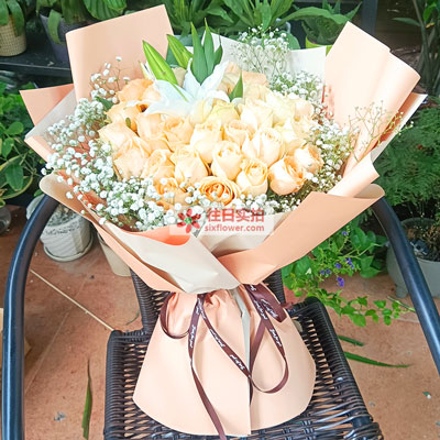 昆明33朵香槟玫瑰百合，心里永远是你